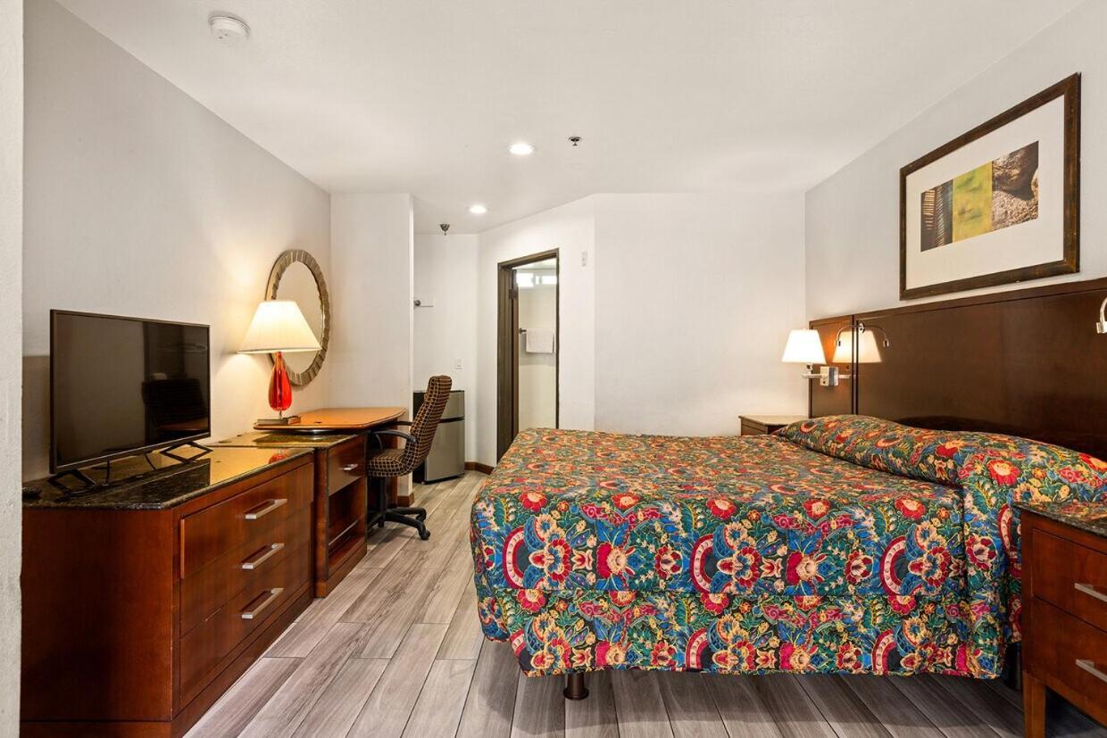Paradise Lodge - Canoga Park, Los Angeles