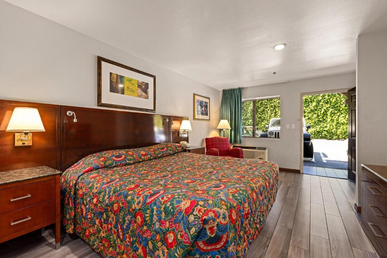 Paradise Lodge - Canoga Park, Los Angeles