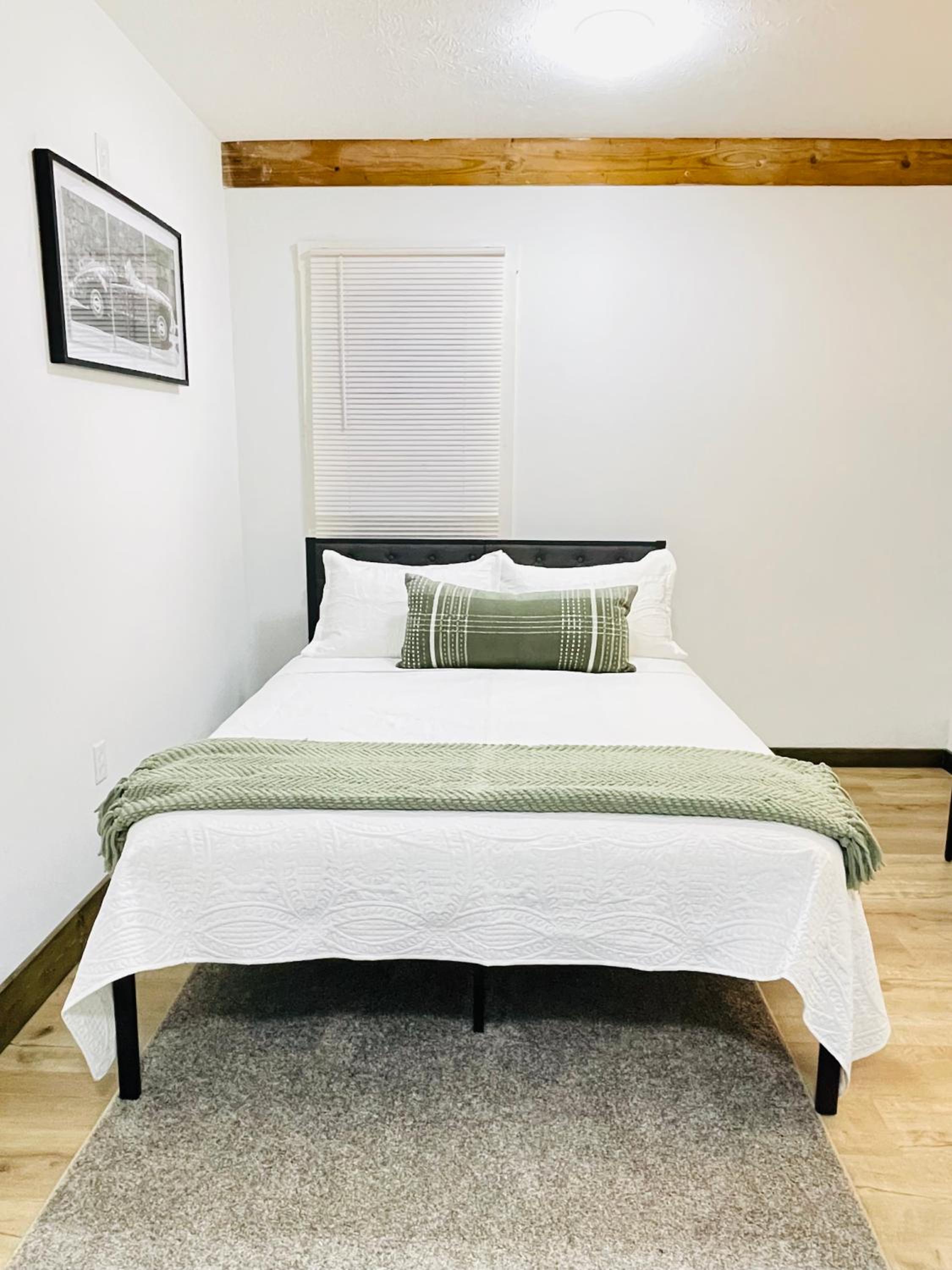 Cozy first floor, 1bed 1bath Near Airport, Cleveland Clinic, Downtown Cleveland