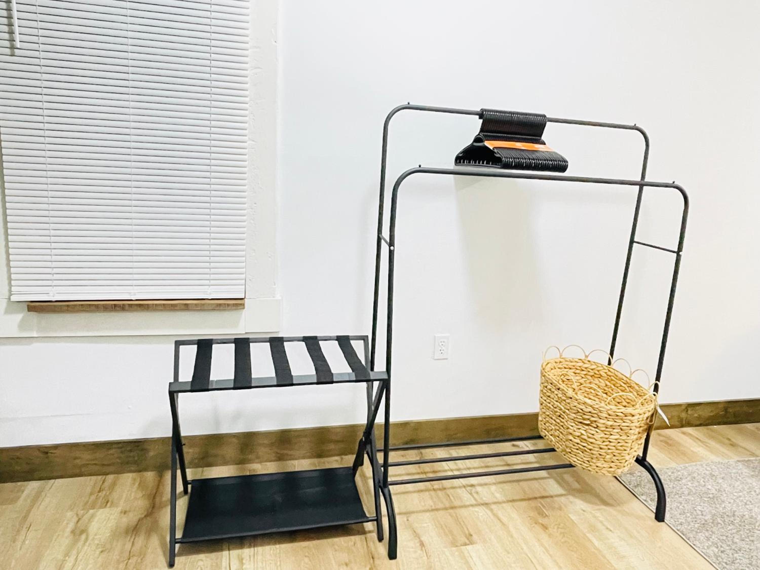 Cozy first floor, 1bed 1bath Near Airport, Cleveland Clinic, Downtown Cleveland