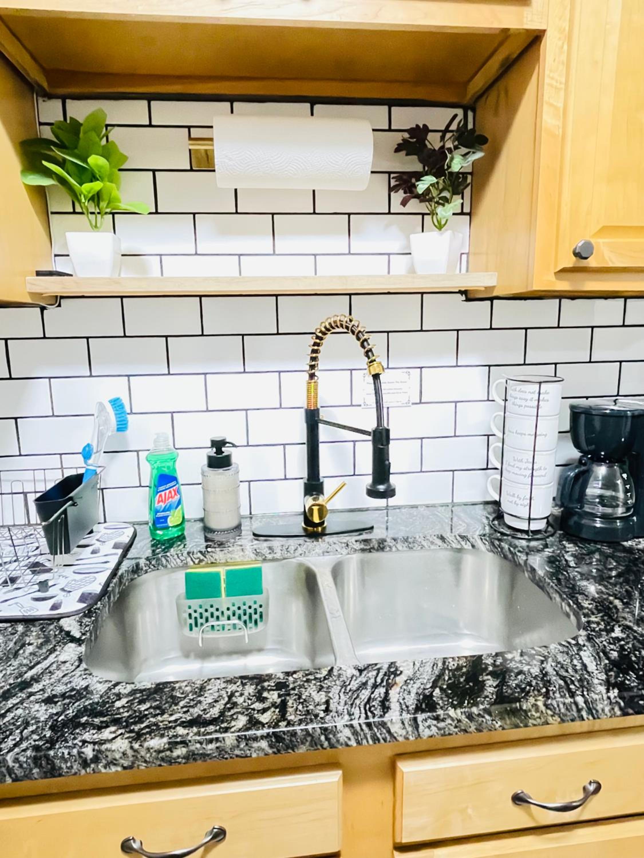 Cozy first floor, 1bed 1bath Near Airport, Cleveland Clinic, Downtown Cleveland