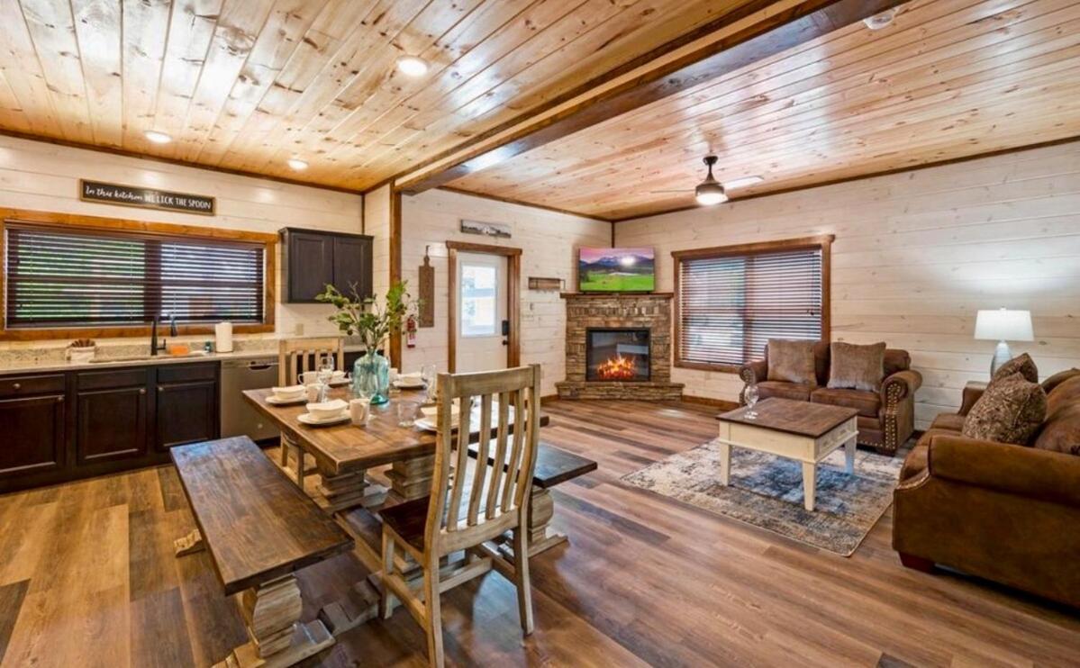 Modern Pigeon Forge Getaway, Minutes to Dollywood, Hot Tub& Game Room