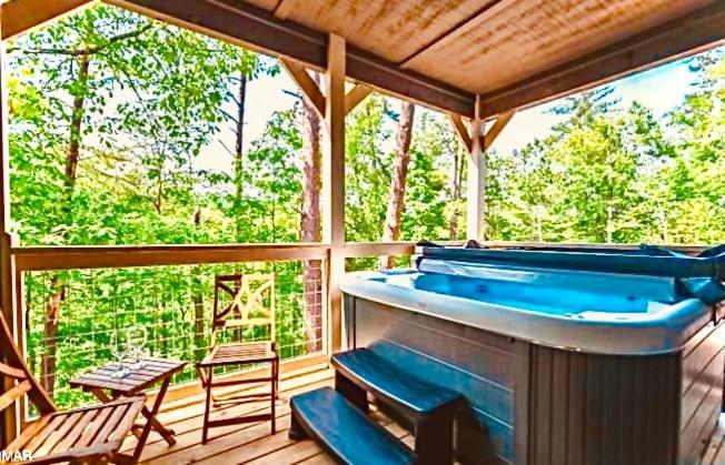 Modern Pigeon Forge Getaway, Minutes to Dollywood, Hot Tub& Game Room