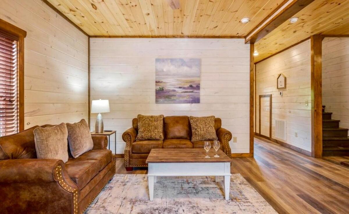Modern Pigeon Forge Getaway, Minutes to Dollywood, Hot Tub& Game Room