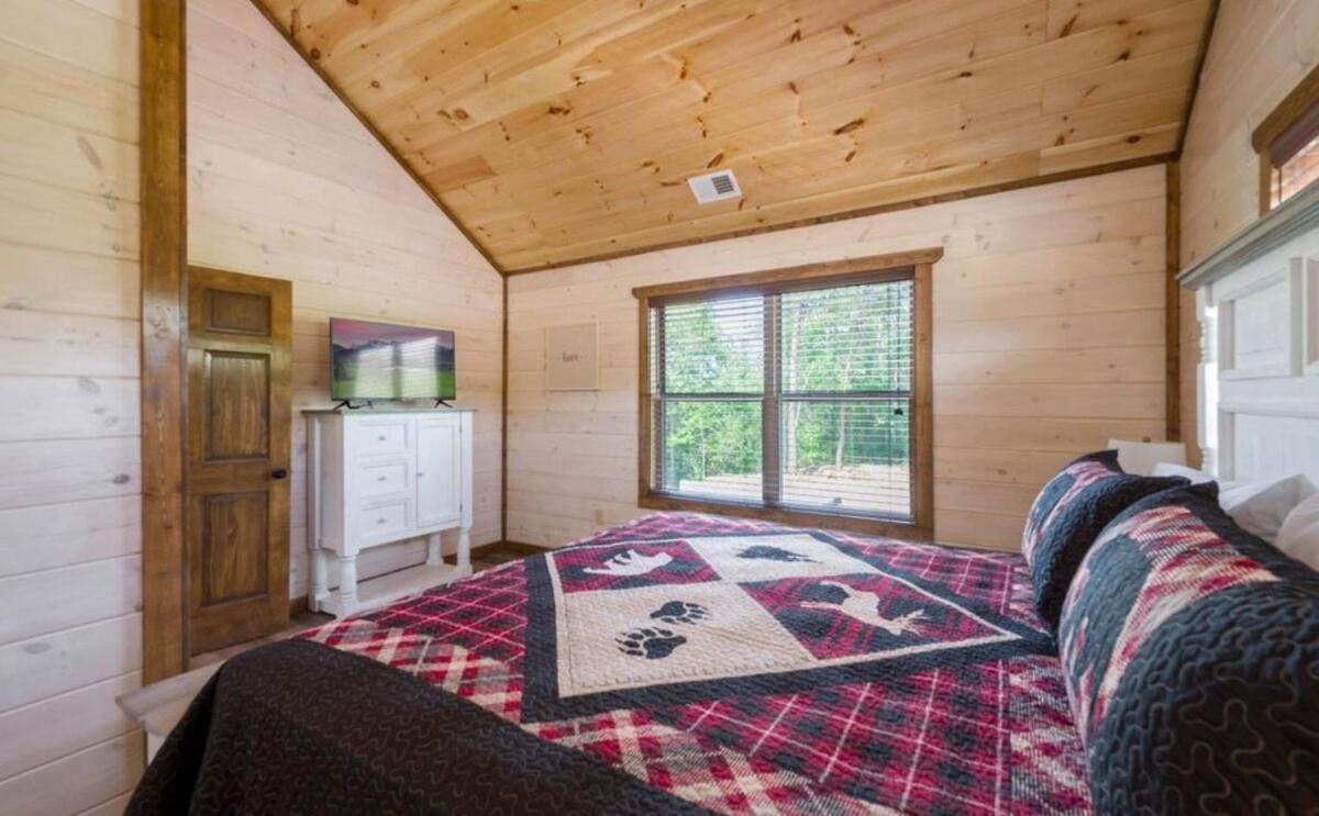 Modern Pigeon Forge Getaway, Minutes to Dollywood, Hot Tub& Game Room