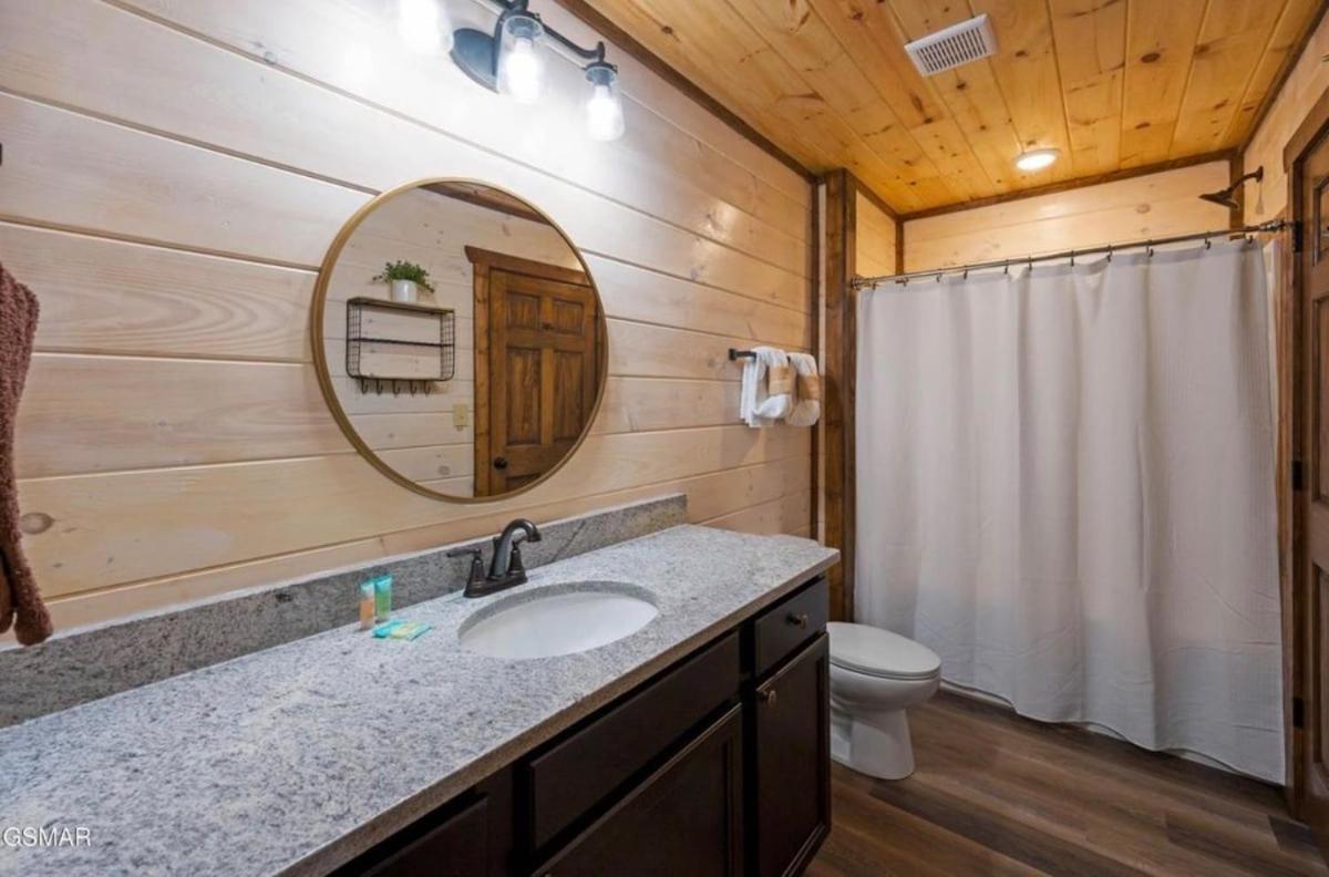 Modern Pigeon Forge Getaway, Minutes to Dollywood, Hot Tub& Game Room
