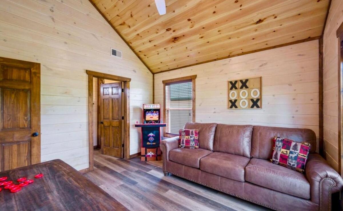 Modern Pigeon Forge Getaway, Minutes to Dollywood, Hot Tub& Game Room