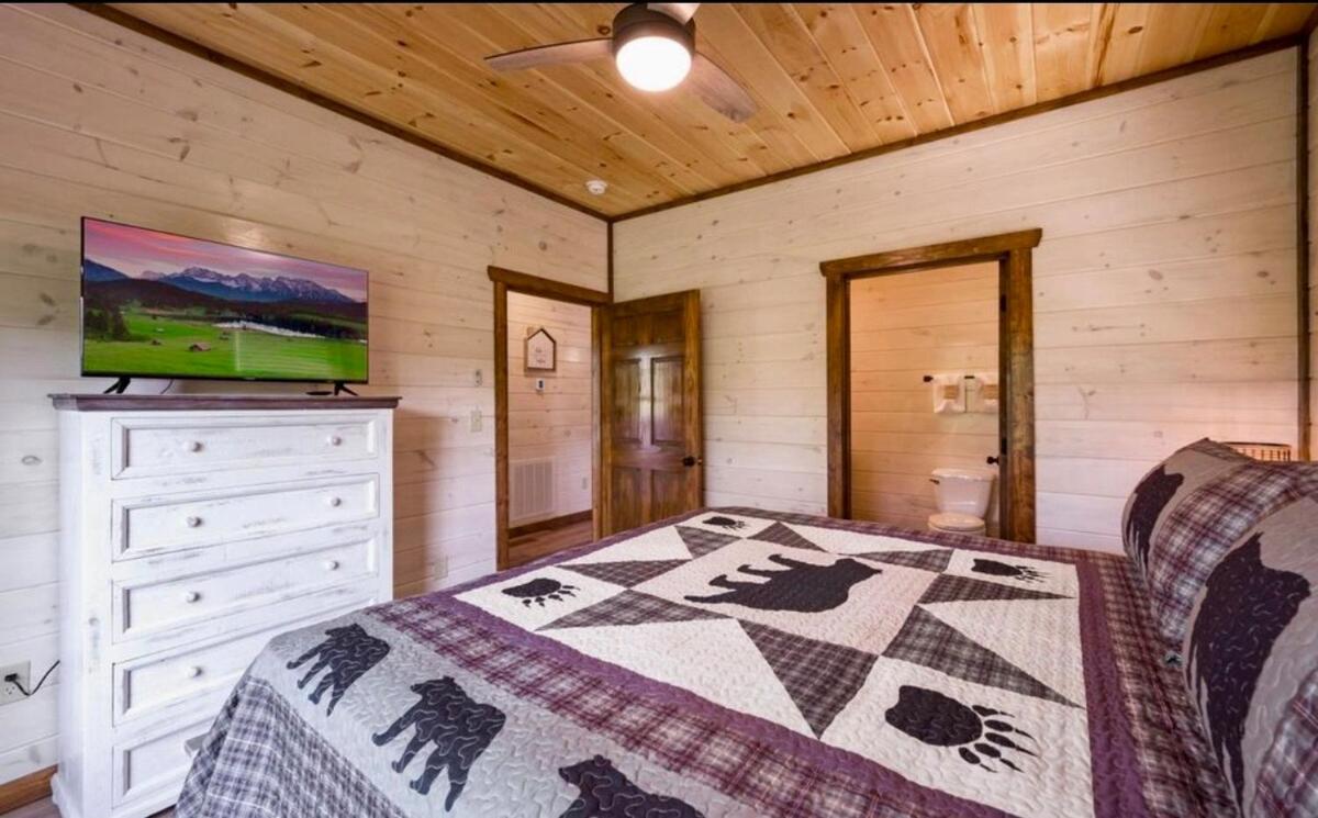 Modern Pigeon Forge Getaway, Minutes to Dollywood, Hot Tub& Game Room