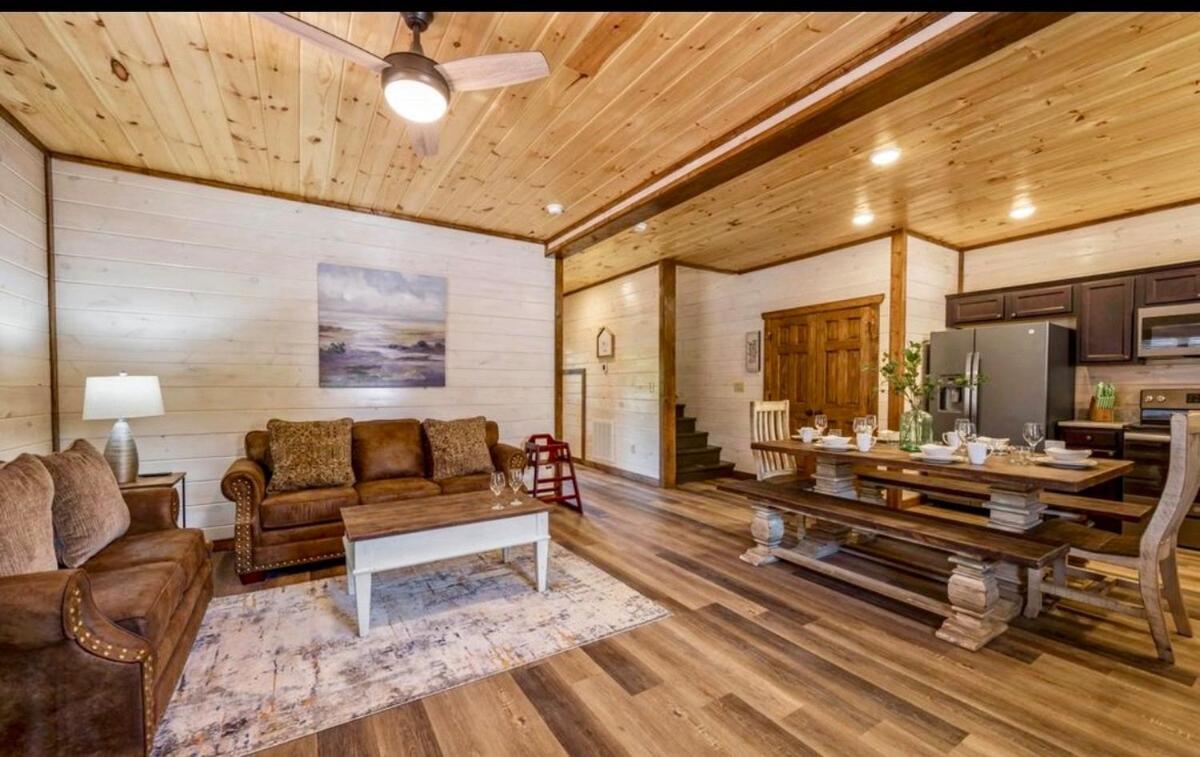 Modern Pigeon Forge Getaway, Minutes to Dollywood, Hot Tub& Game Room