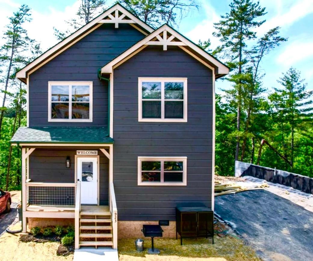 Modern Pigeon Forge Getaway, Minutes to Dollywood, Hot Tub& Game Room