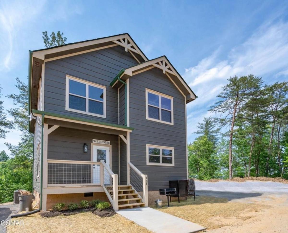 Modern Pigeon Forge Getaway, Minutes to Dollywood, Hot Tub& Game Room