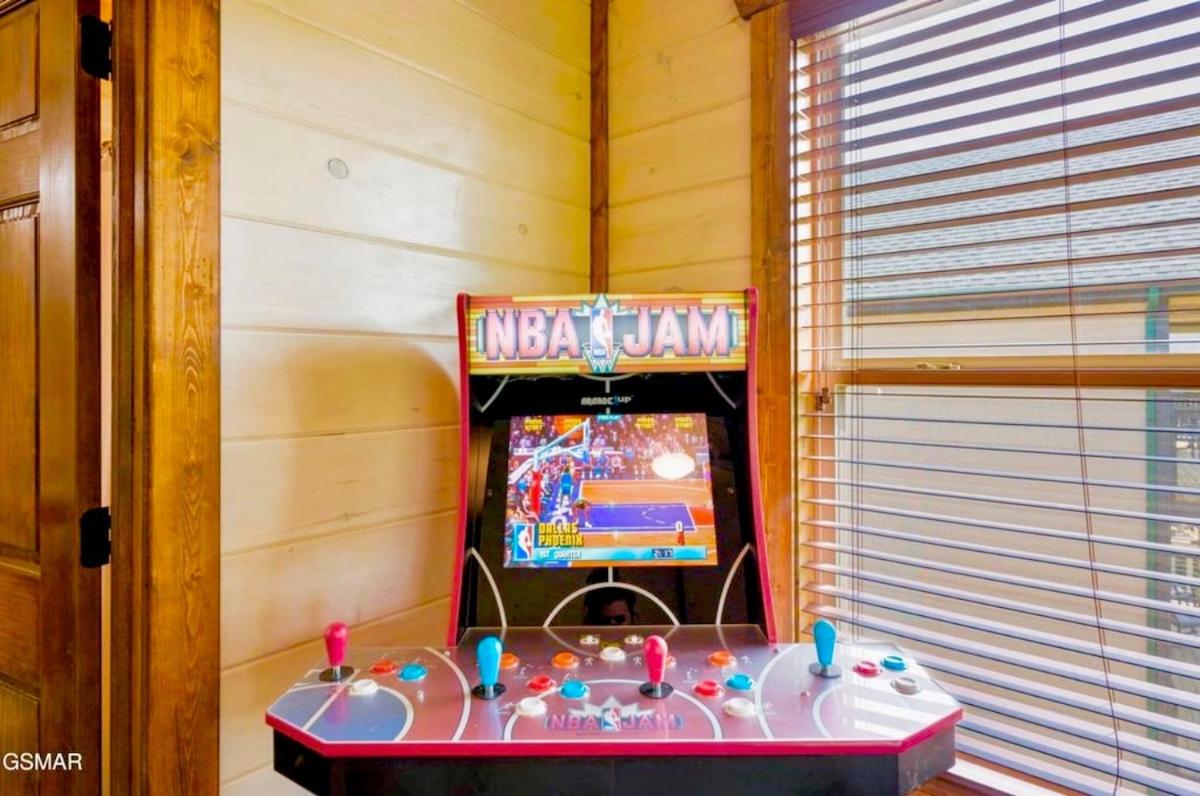 Modern Pigeon Forge Getaway, Minutes to Dollywood, Hot Tub& Game Room