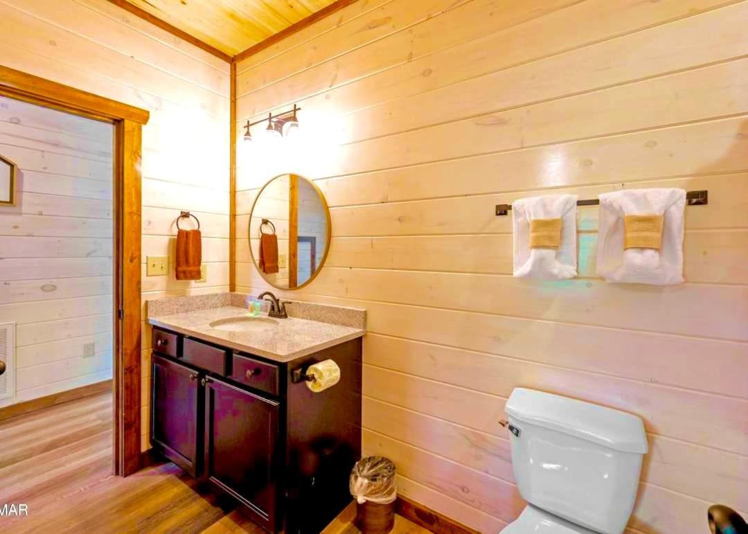 Modern Pigeon Forge Getaway, Minutes to Dollywood, Hot Tub& Game Room