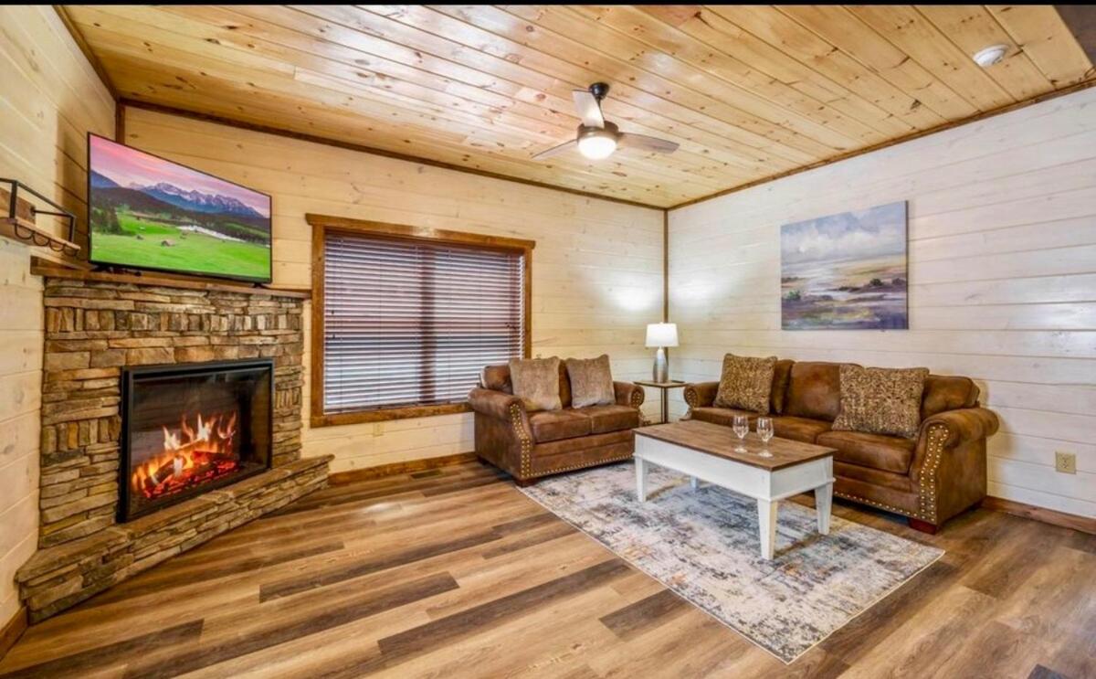 Modern Pigeon Forge Getaway, Minutes to Dollywood, Hot Tub& Game Room