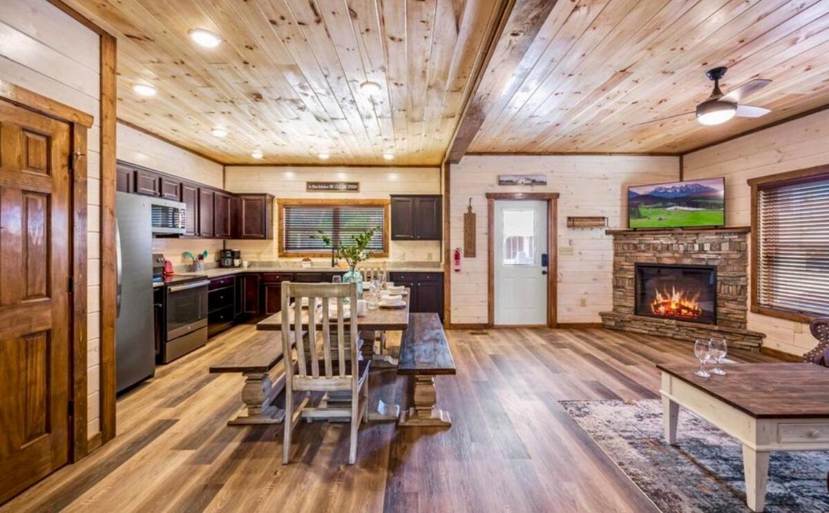 Modern Pigeon Forge Getaway, Minutes to Dollywood, Hot Tub& Game Room