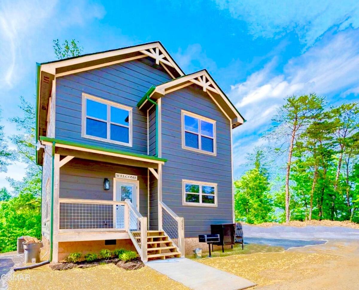 Modern Pigeon Forge Getaway, Minutes to Dollywood, Hot Tub& Game Room