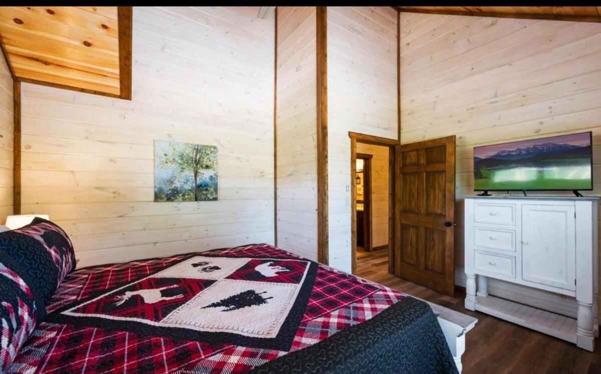 Modern Pigeon Forge Getaway, Minutes to Dollywood, Hot Tub& Game Room