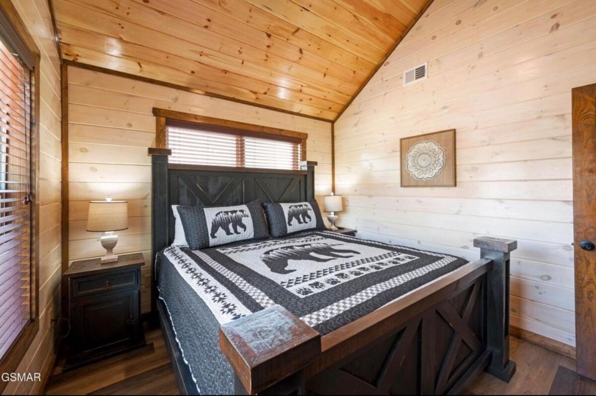 Modern Pigeon Forge Getaway, Minutes to Dollywood, Hot Tub& Game Room