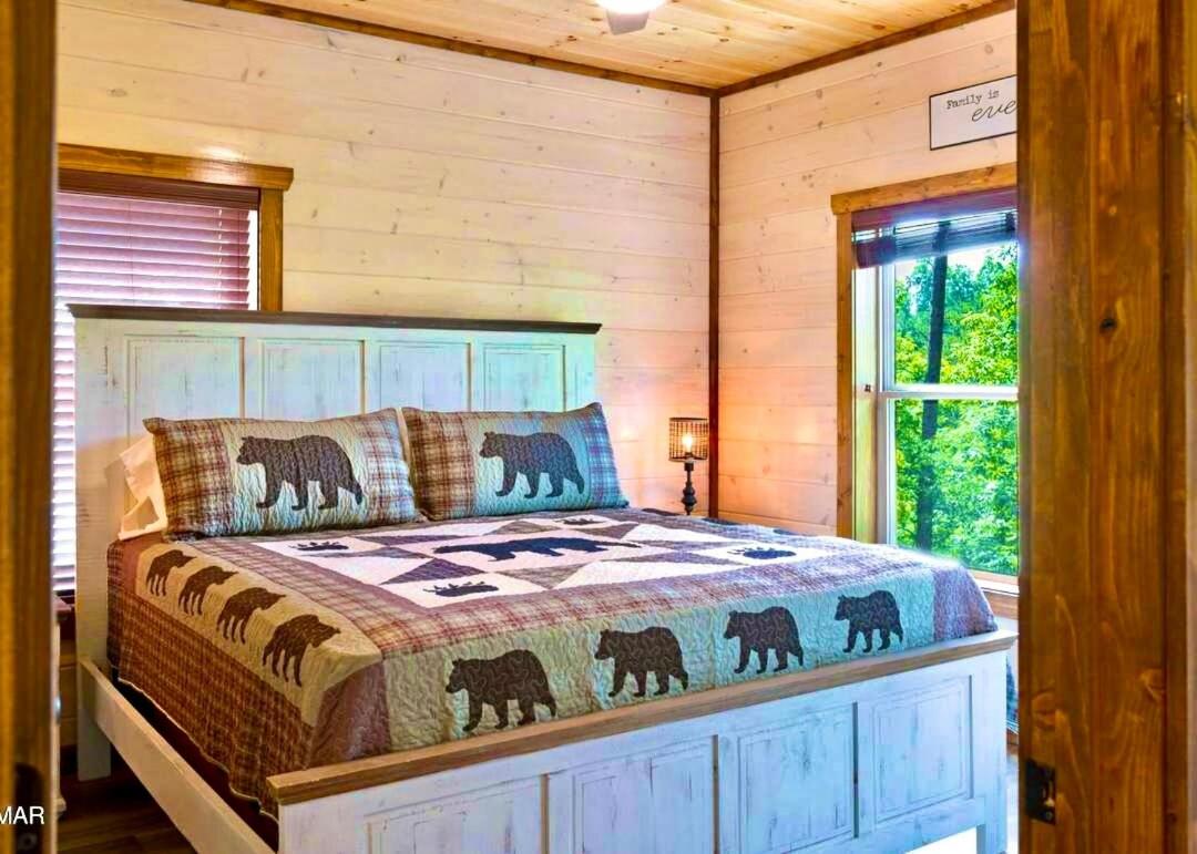 Modern Pigeon Forge Getaway, Minutes to Dollywood, Hot Tub& Game Room