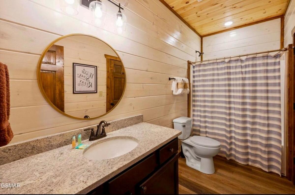 Modern Pigeon Forge Getaway, Minutes to Dollywood, Hot Tub& Game Room