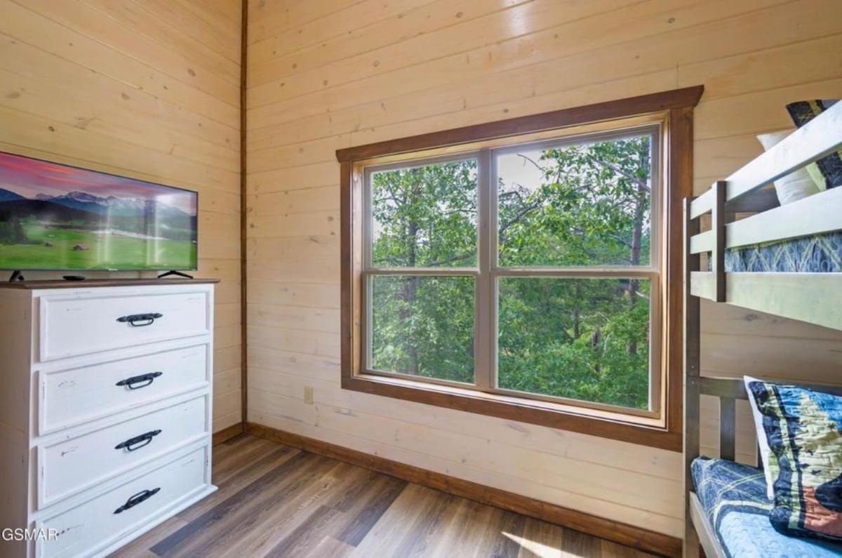 Modern Pigeon Forge Getaway, Minutes to Dollywood, Hot Tub& Game Room