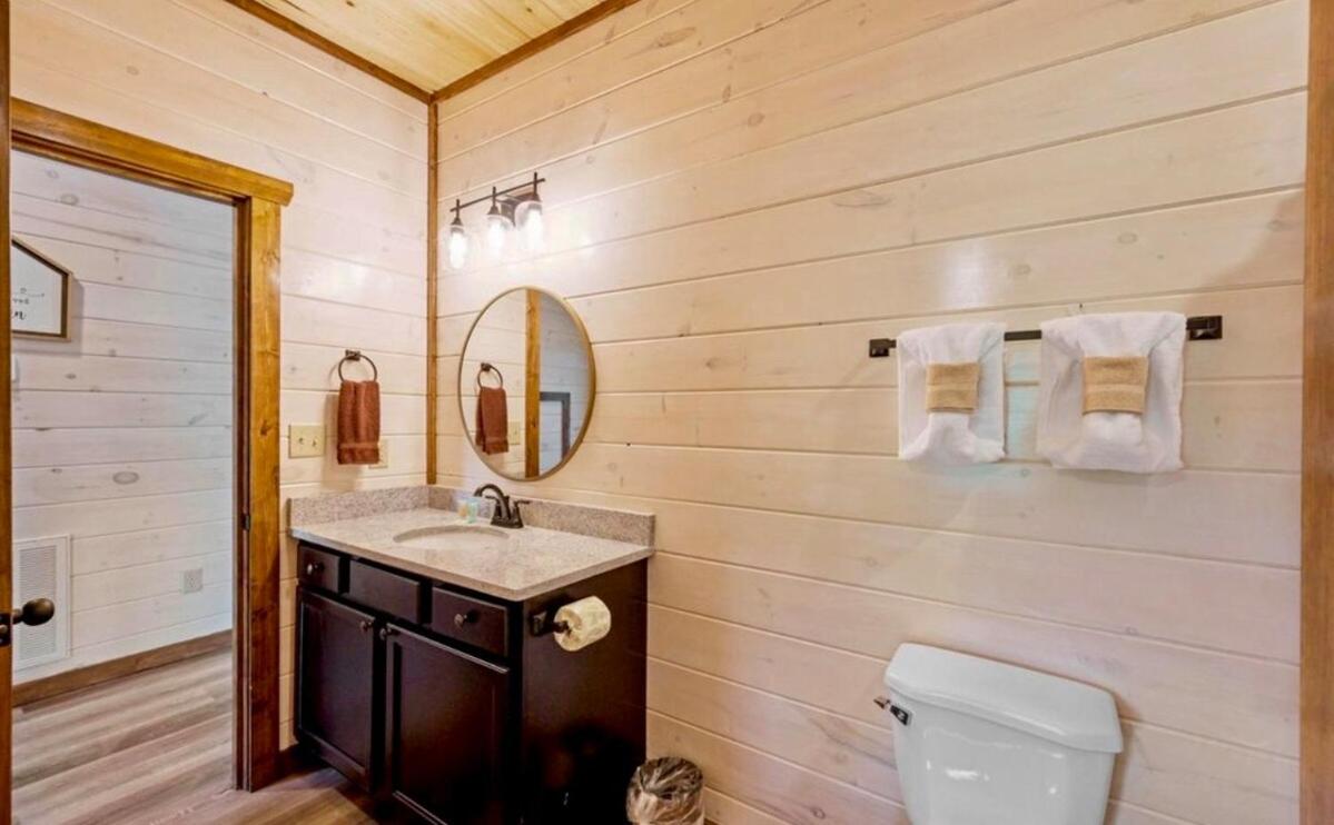 Modern Pigeon Forge Getaway, Minutes to Dollywood, Hot Tub& Game Room