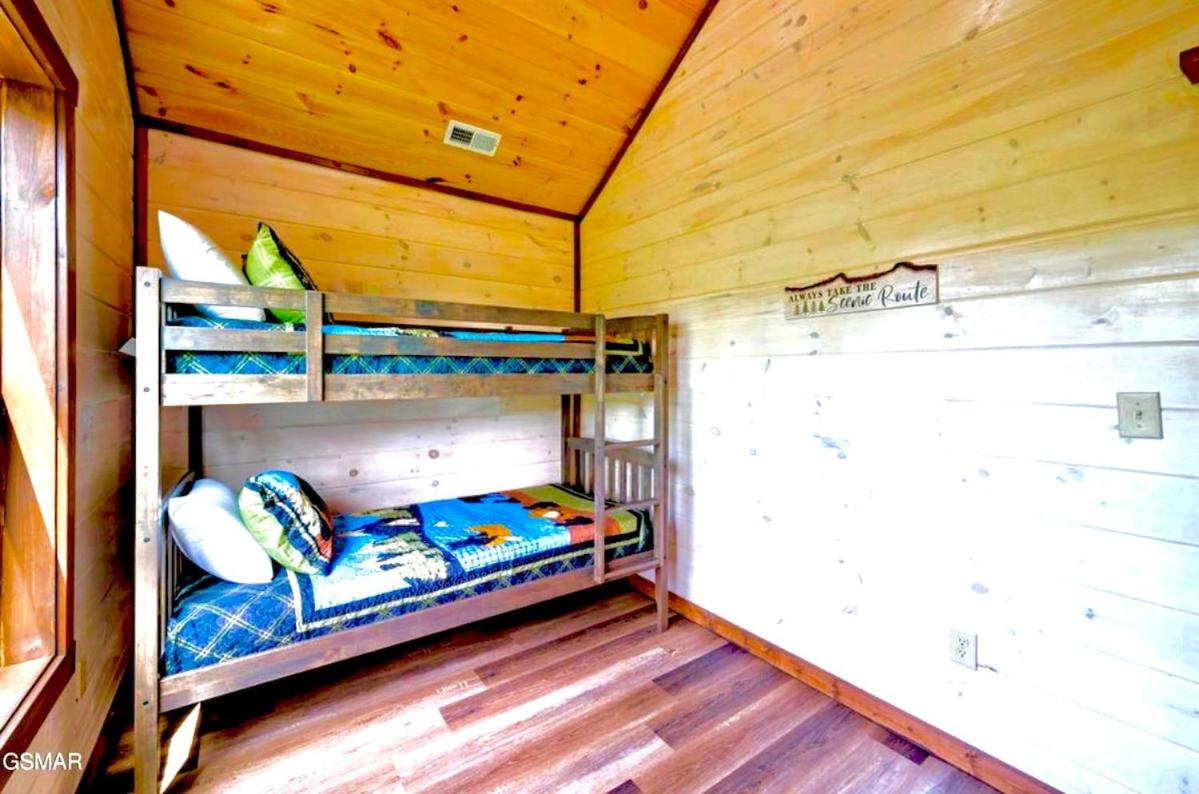 Modern Pigeon Forge Getaway, Minutes to Dollywood, Hot Tub& Game Room