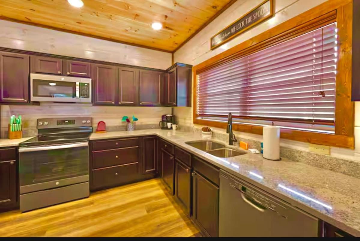 Modern Pigeon Forge Getaway, Minutes to Dollywood, Hot Tub& Game Room