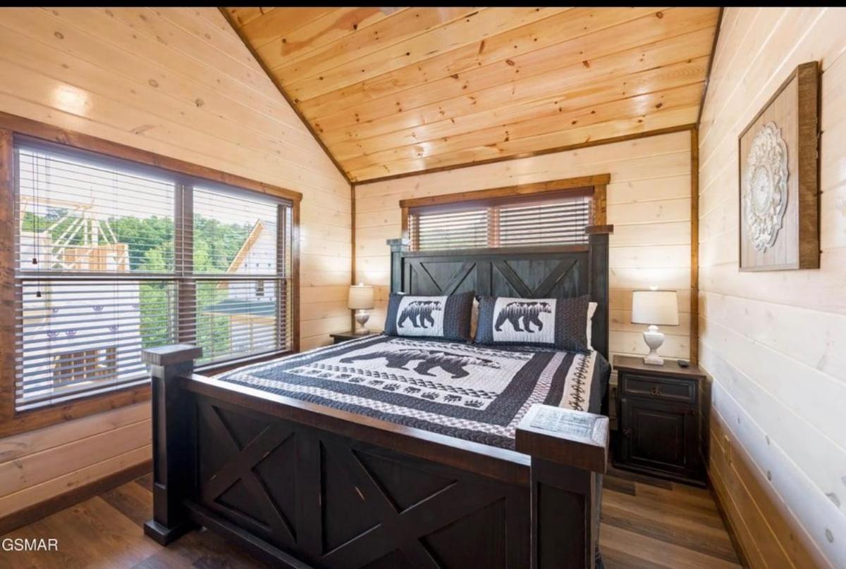 Modern Pigeon Forge Getaway, Minutes to Dollywood, Hot Tub& Game Room