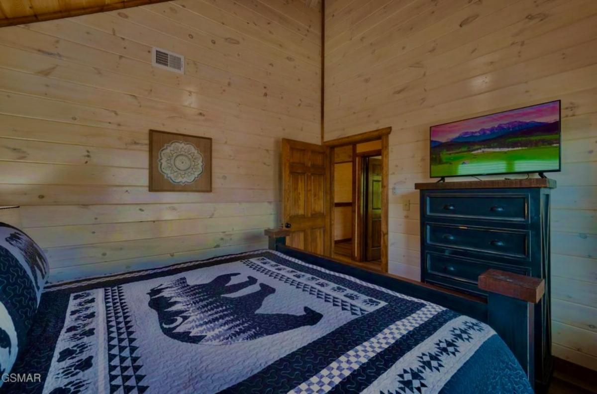 Modern Pigeon Forge Getaway, Minutes to Dollywood, Hot Tub& Game Room