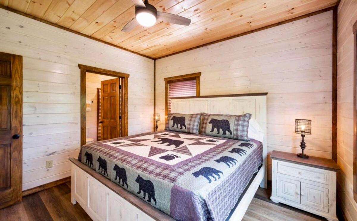 Modern Pigeon Forge Getaway, Minutes to Dollywood, Hot Tub& Game Room