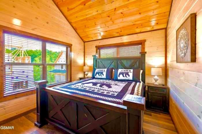 Modern Pigeon Forge Getaway, Minutes to Dollywood, Hot Tub& Game Room