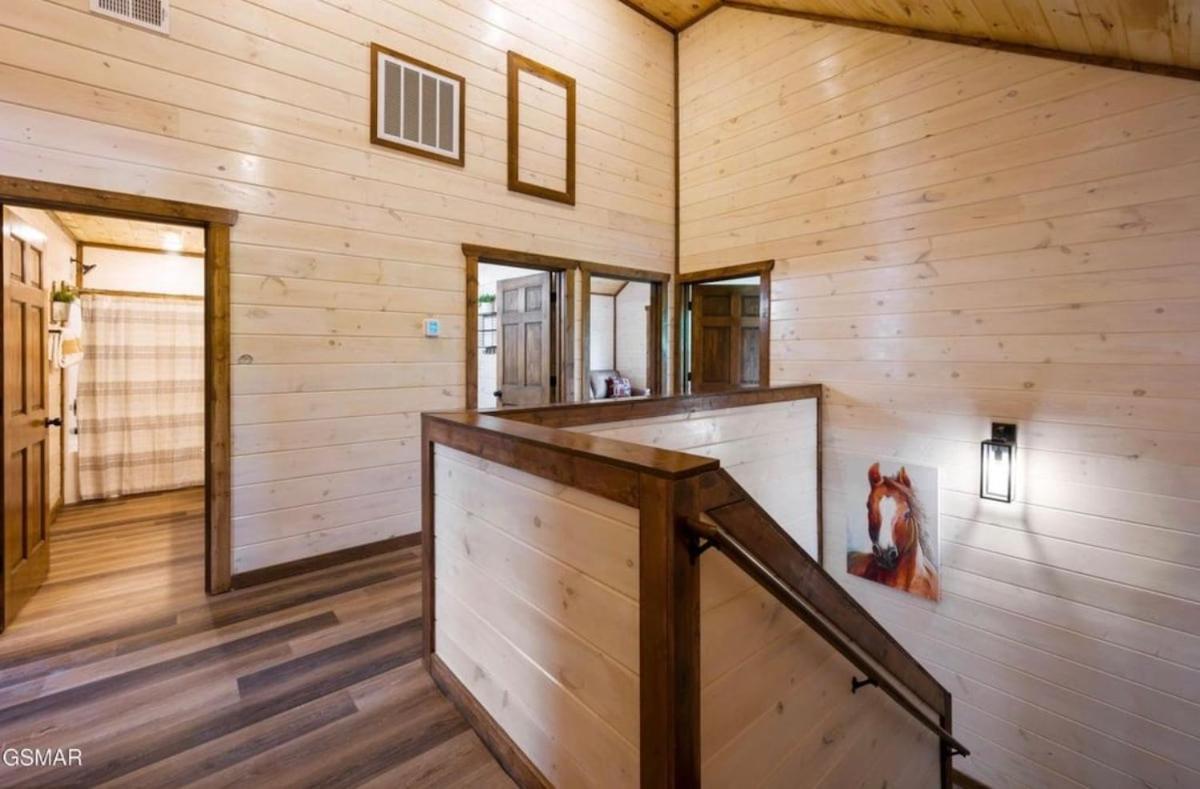 Modern Pigeon Forge Getaway, Minutes to Dollywood, Hot Tub& Game Room