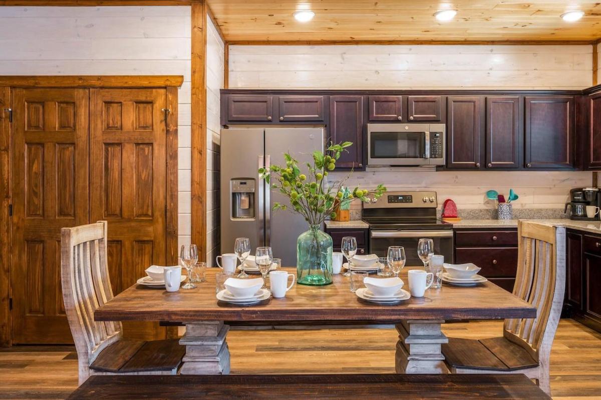 Modern Pigeon Forge Getaway, Minutes to Dollywood, Hot Tub& Game Room