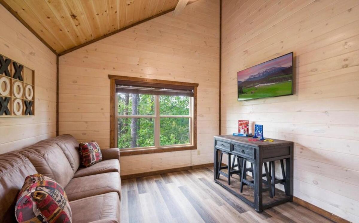 Modern Pigeon Forge Getaway, Minutes to Dollywood, Hot Tub& Game Room