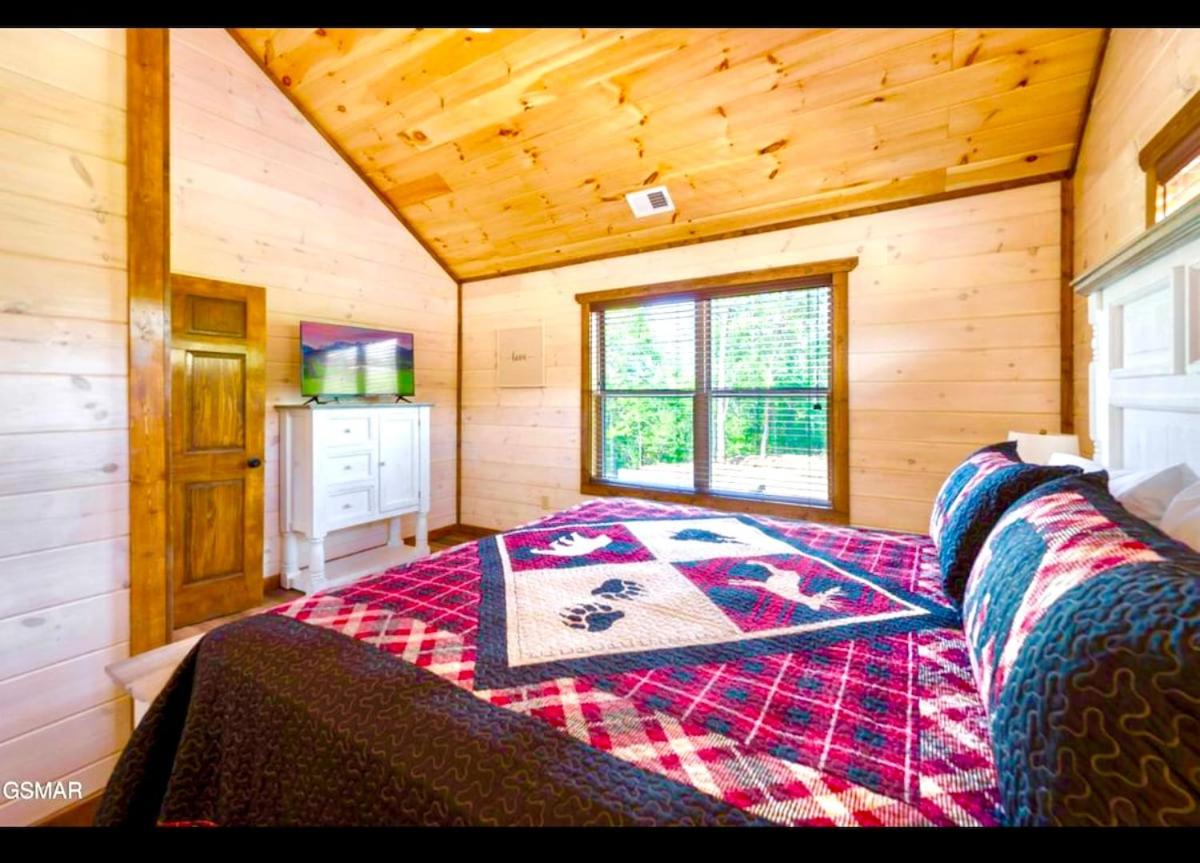 Modern Pigeon Forge Getaway, Minutes to Dollywood, Hot Tub& Game Room