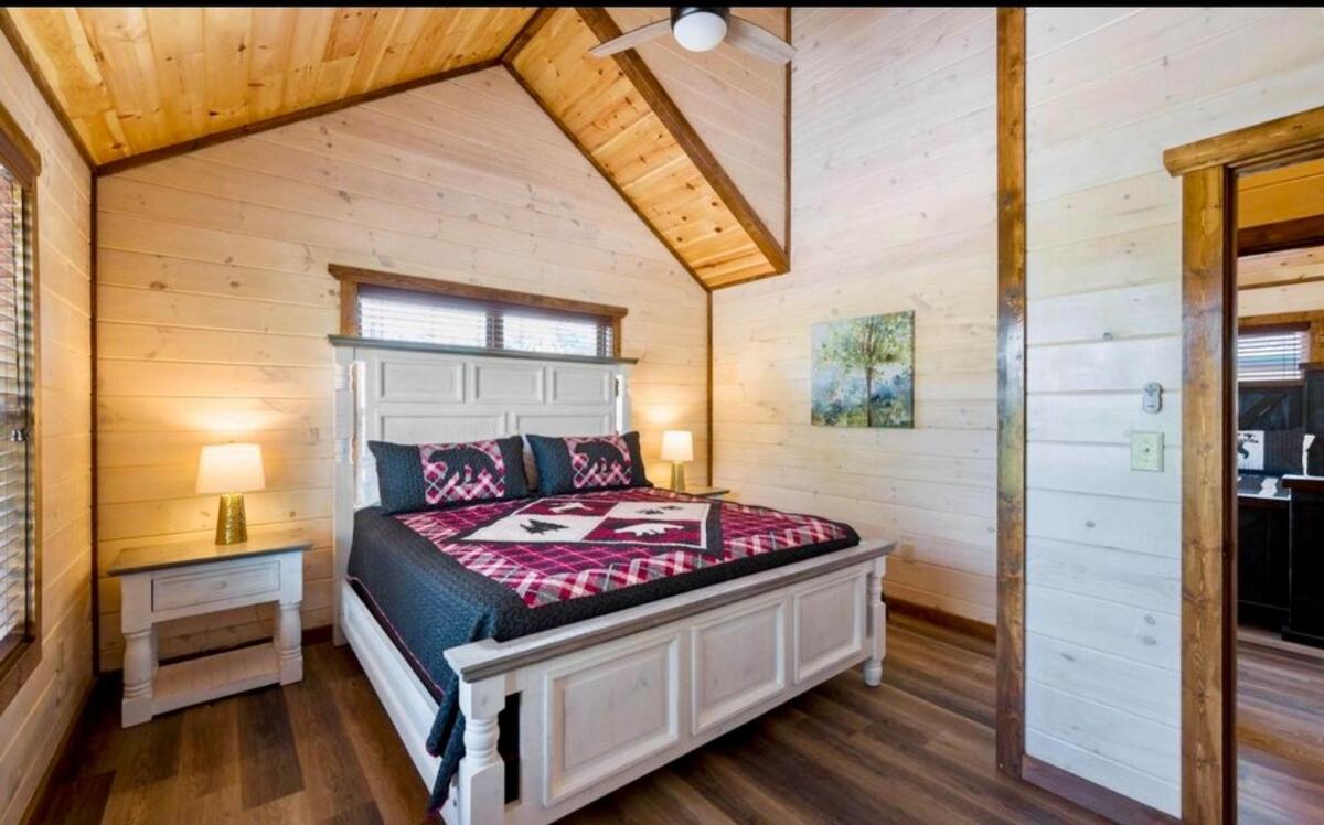 Modern Pigeon Forge Getaway, Minutes to Dollywood, Hot Tub& Game Room