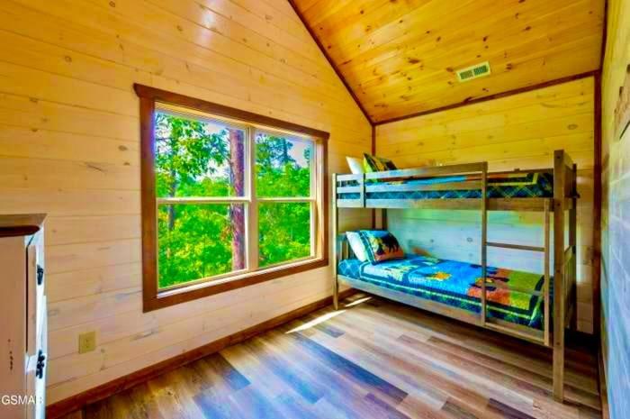 Modern Pigeon Forge Getaway, Minutes to Dollywood, Hot Tub& Game Room