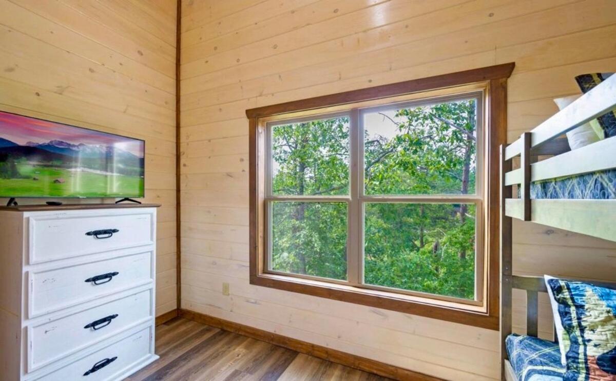 Modern Pigeon Forge Getaway, Minutes to Dollywood, Hot Tub& Game Room
