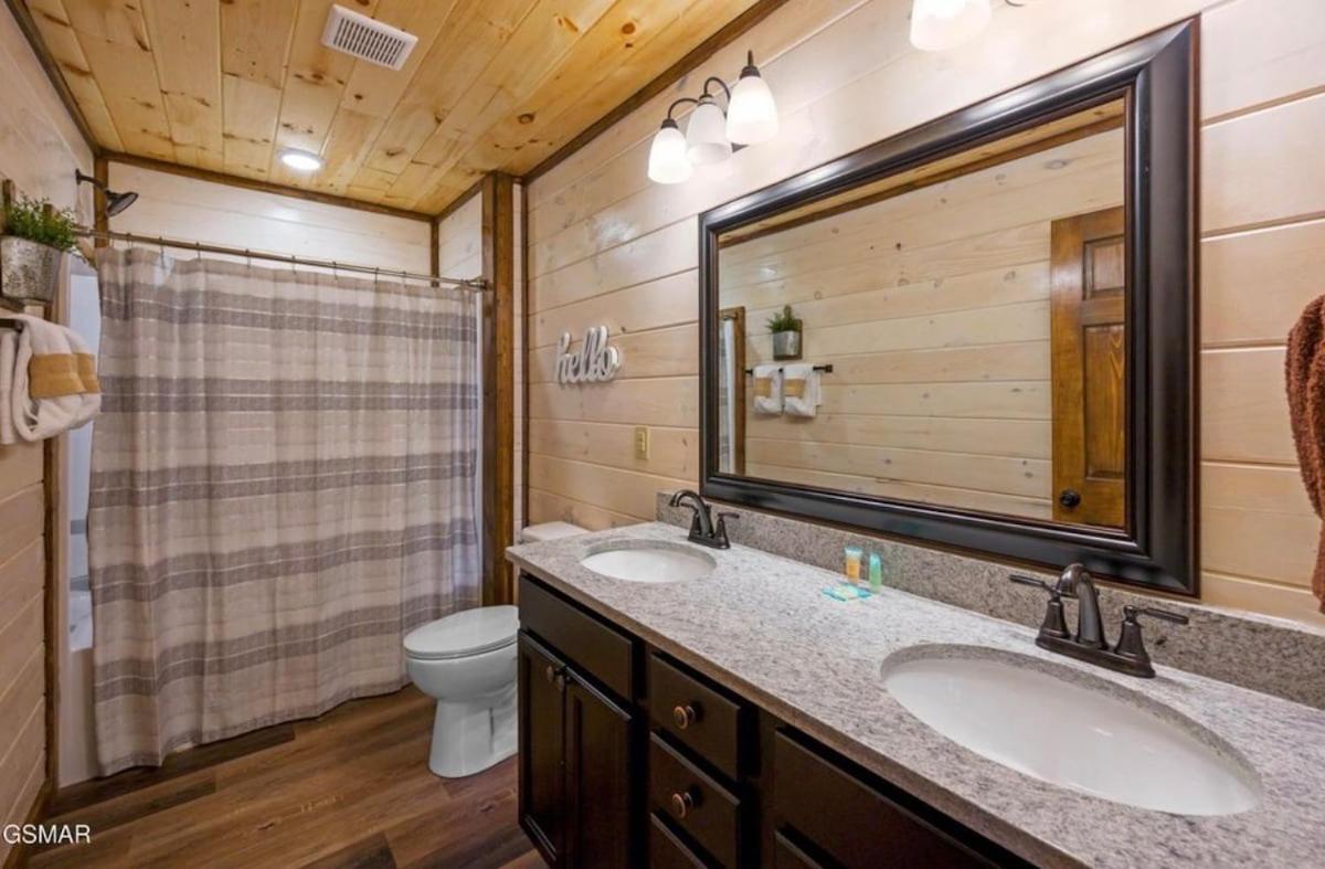 Modern Pigeon Forge Getaway, Minutes to Dollywood, Hot Tub& Game Room