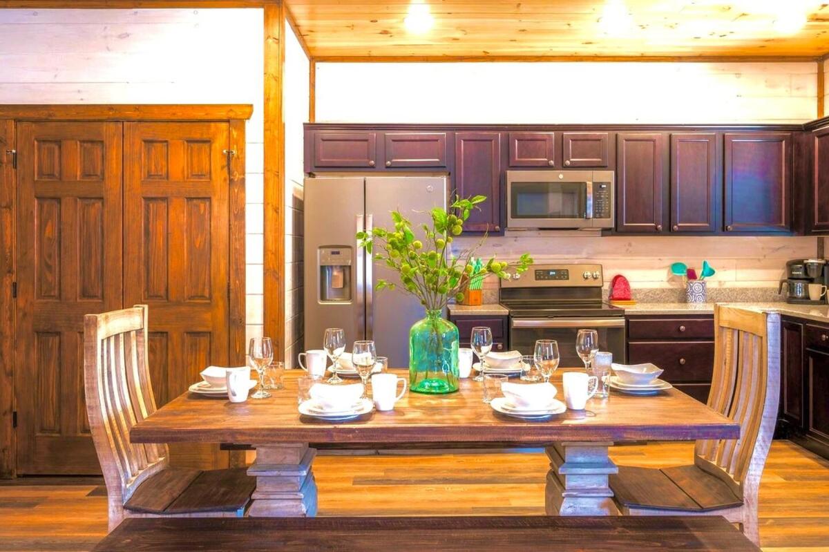 Modern Pigeon Forge Getaway, Minutes to Dollywood, Hot Tub& Game Room