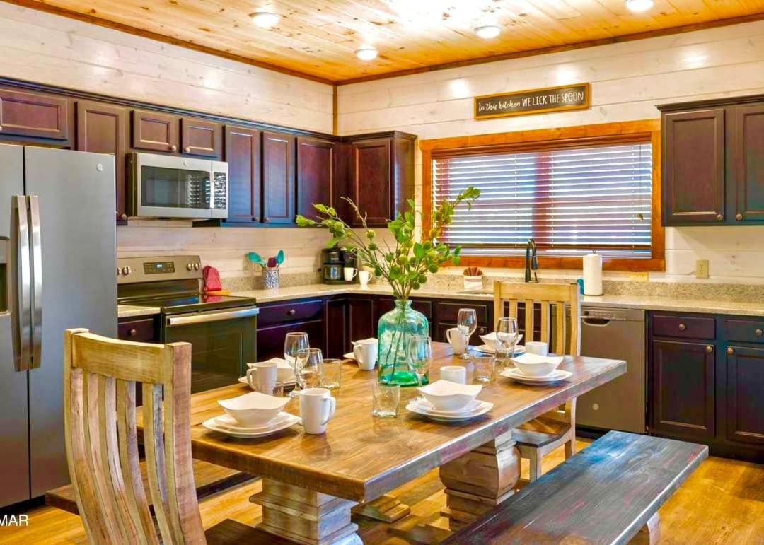 Modern Pigeon Forge Getaway, Minutes to Dollywood, Hot Tub& Game Room