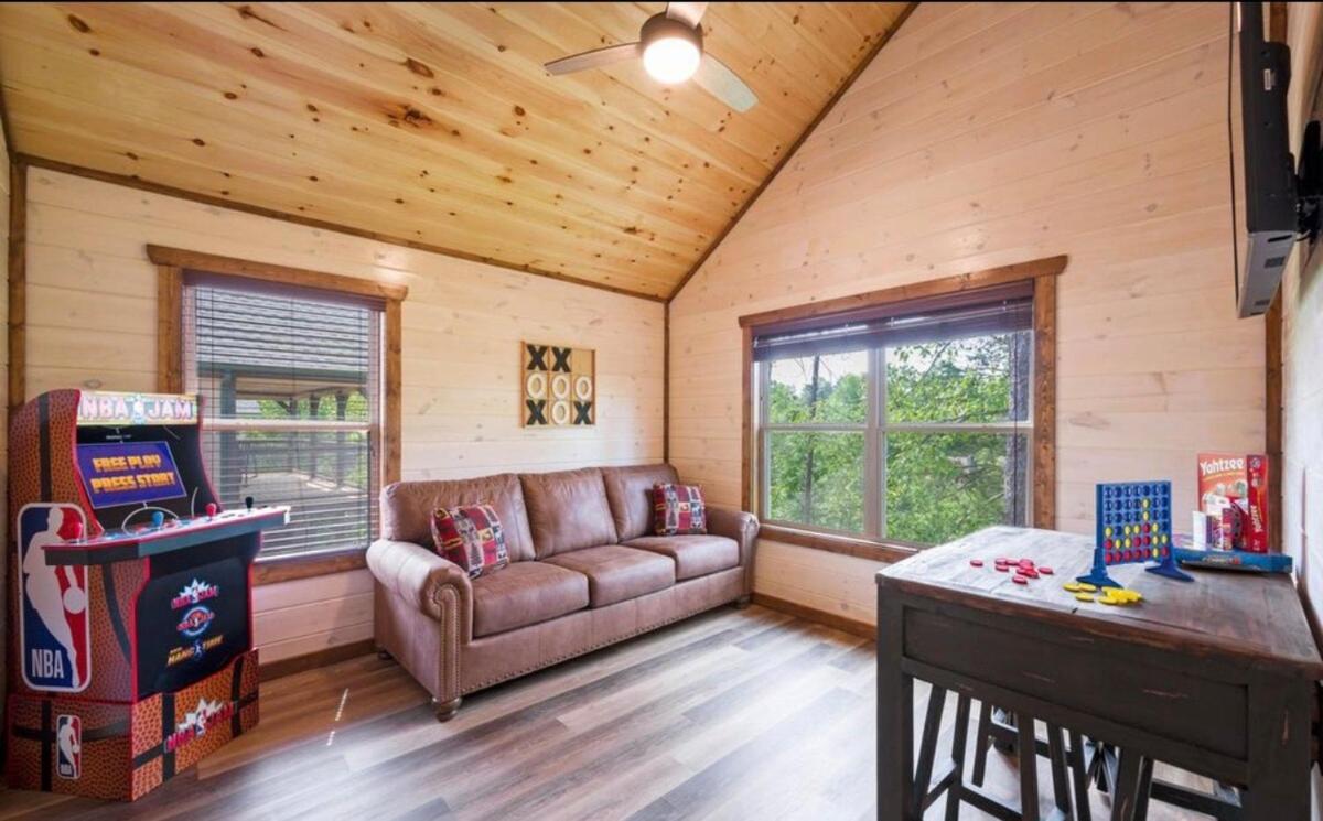 Modern Pigeon Forge Getaway, Minutes to Dollywood, Hot Tub& Game Room