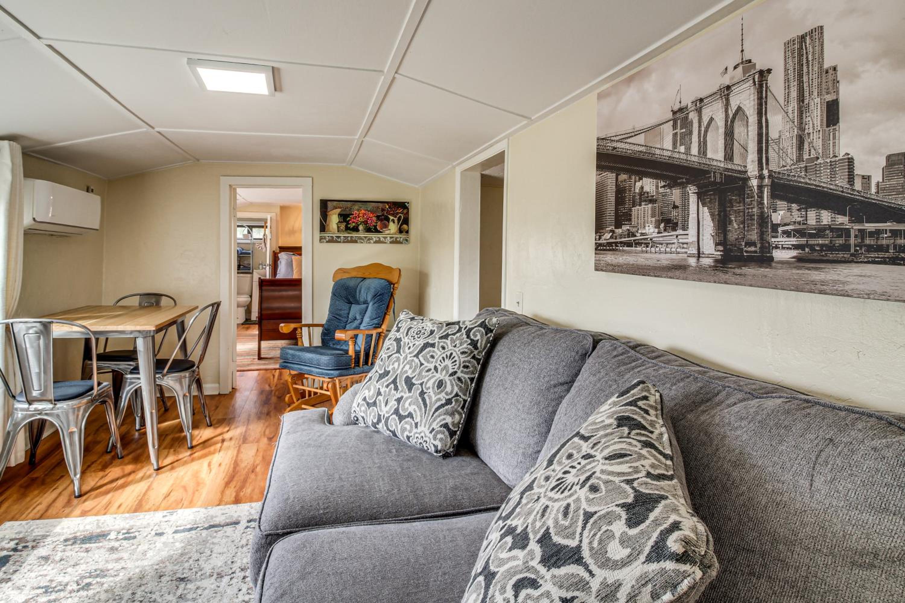 Walk to Mingus Park Quaint Escape with Private Yard