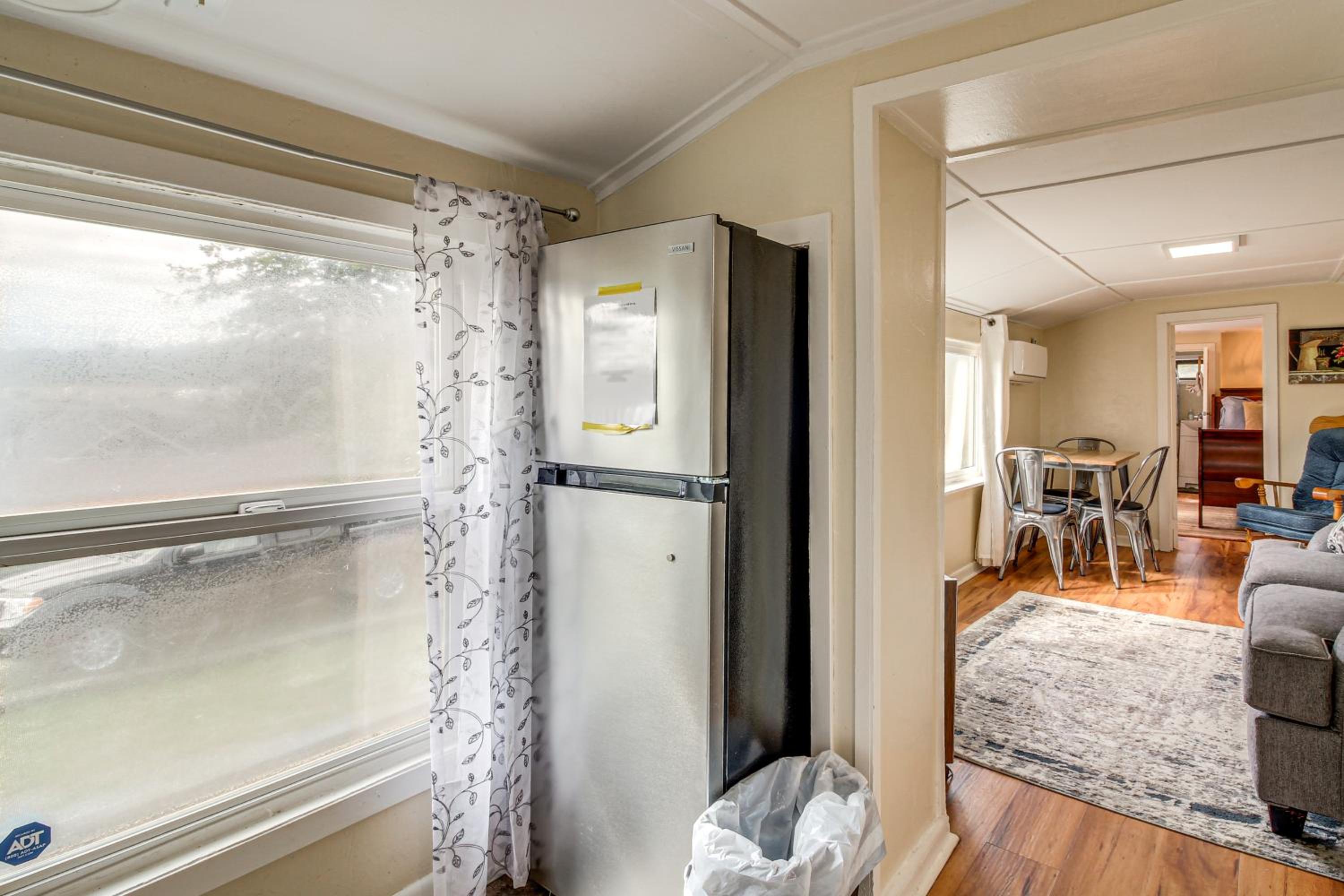 Walk to Mingus Park Quaint Escape with Private Yard