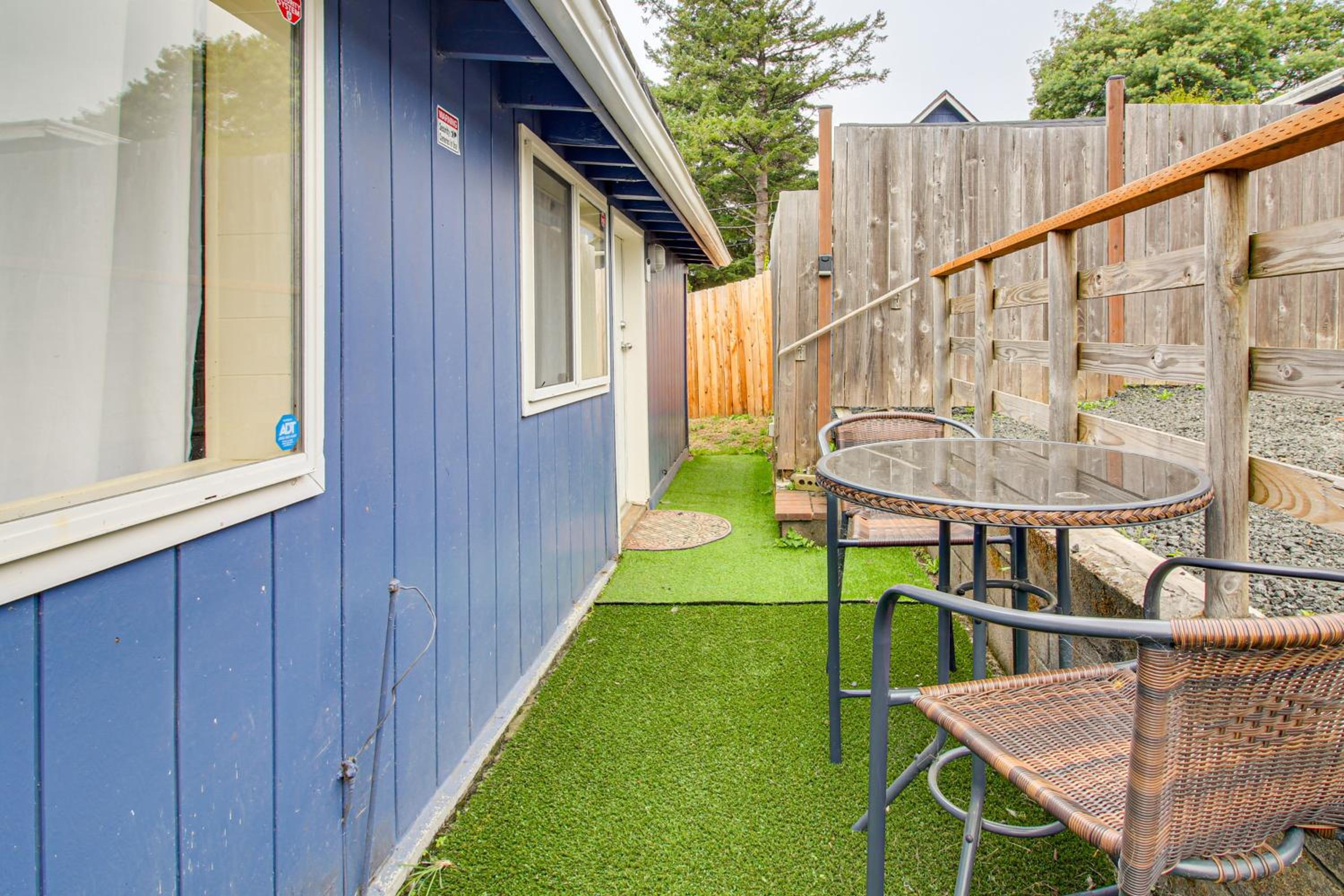 Walk to Mingus Park Quaint Escape with Private Yard
