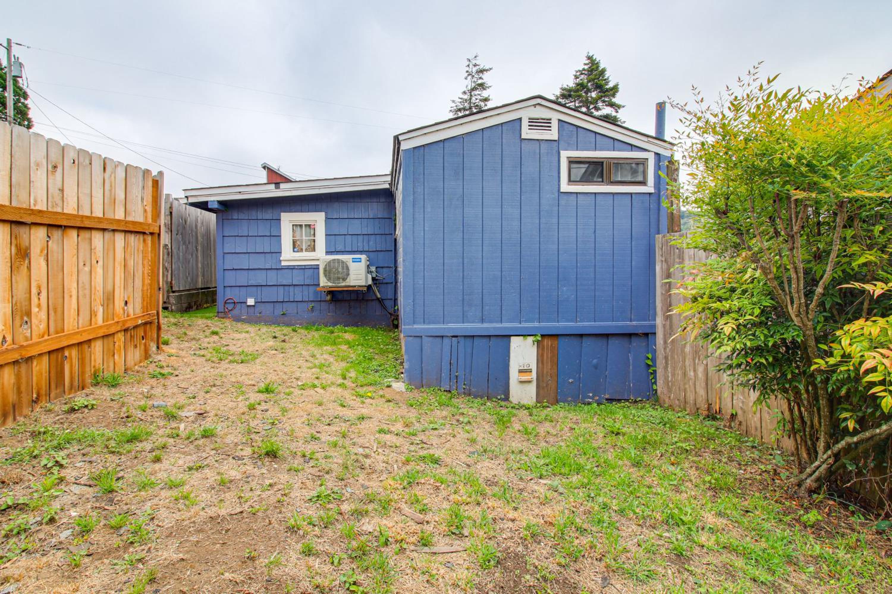 Walk to Mingus Park Quaint Escape with Private Yard
