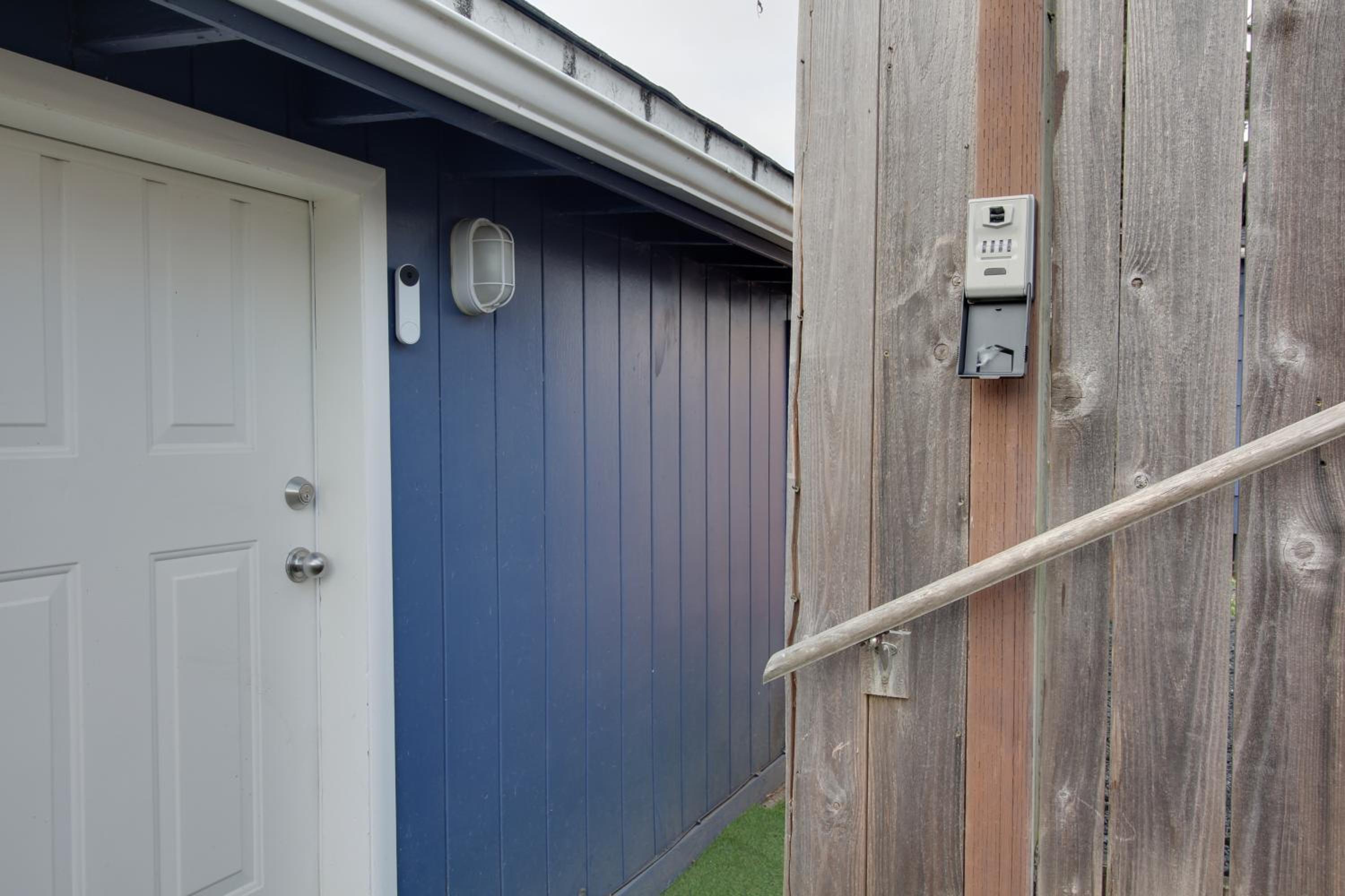 Walk to Mingus Park Quaint Escape with Private Yard