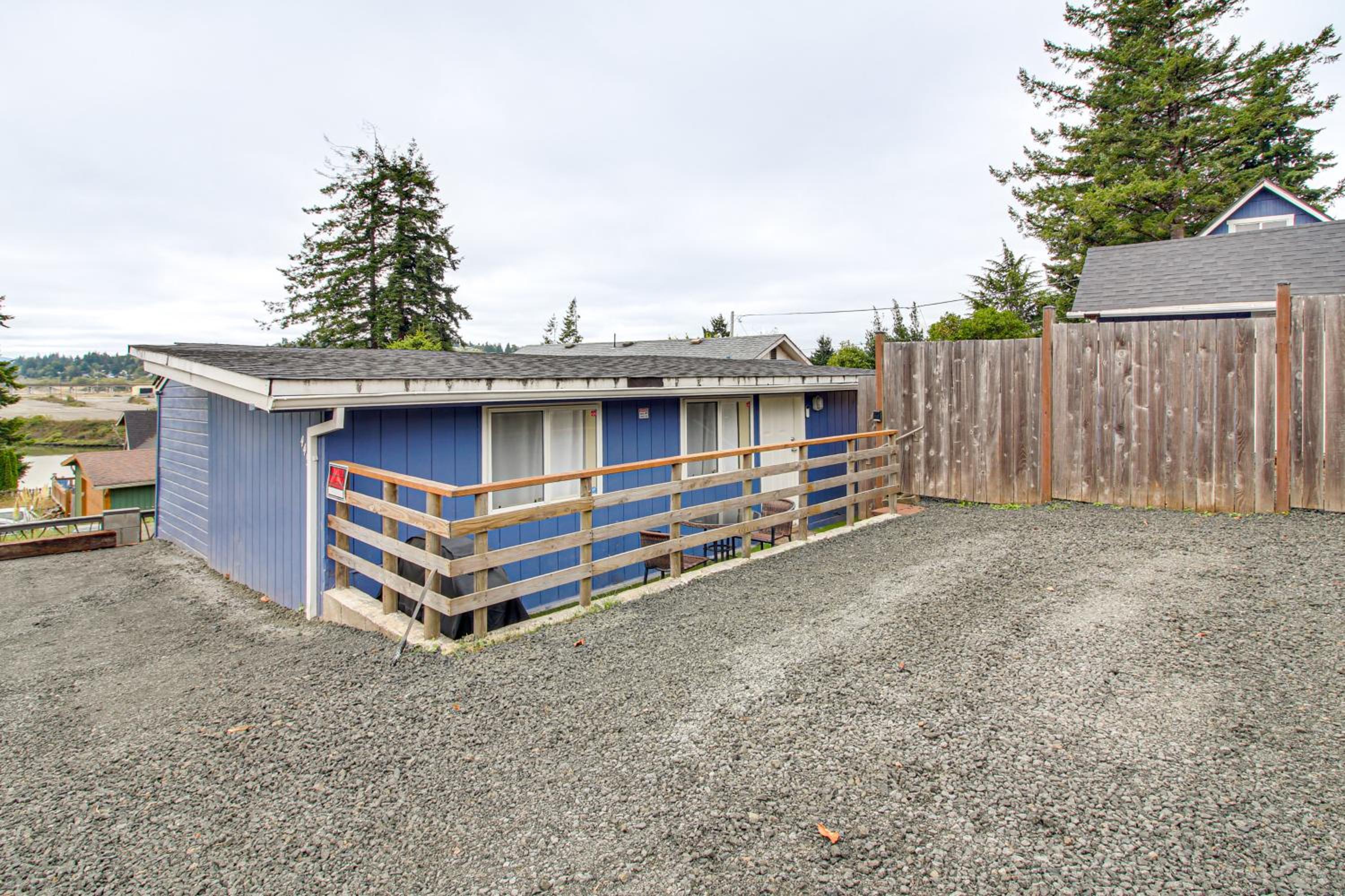 Walk to Mingus Park Quaint Escape with Private Yard