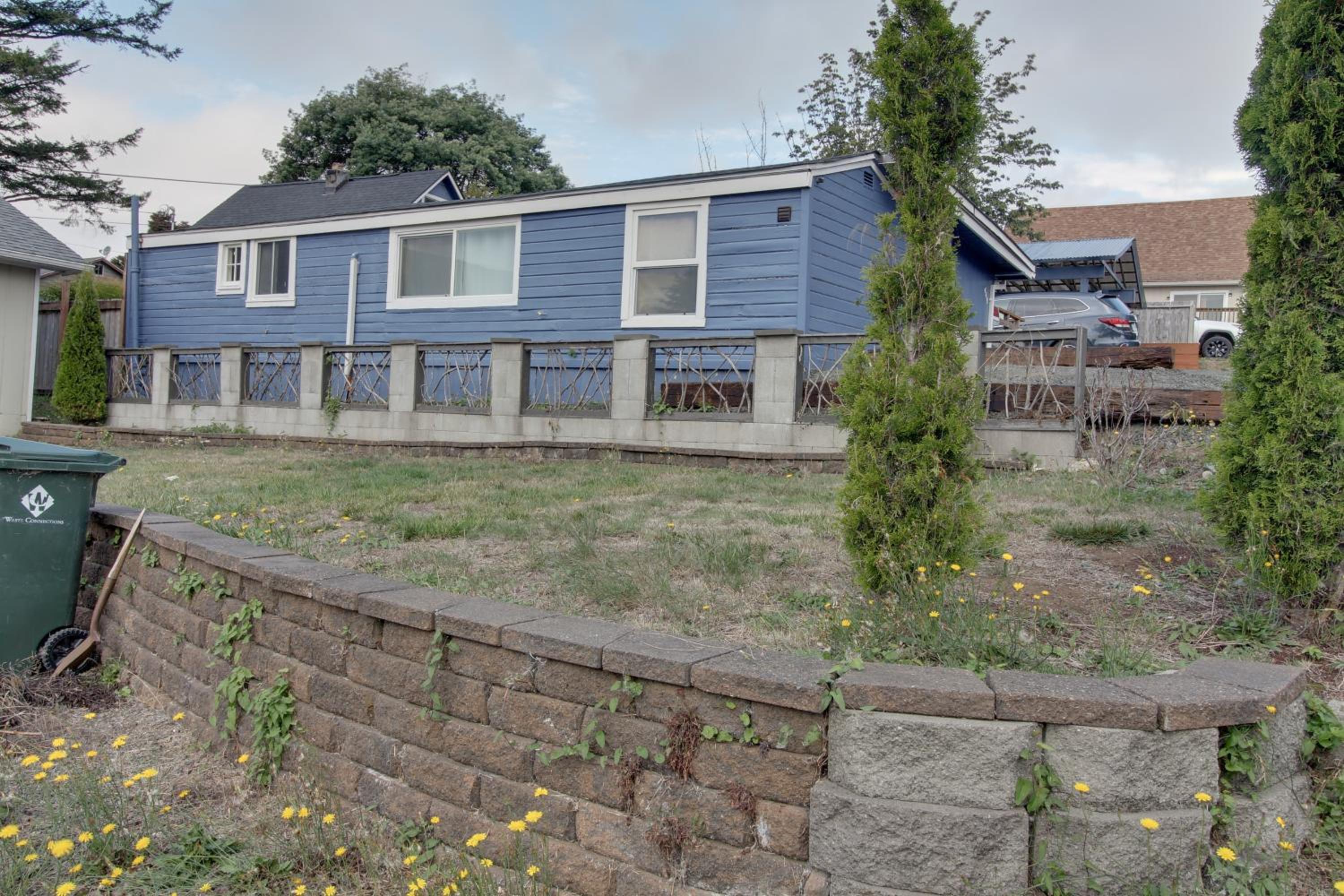 Walk to Mingus Park Quaint Escape with Private Yard
